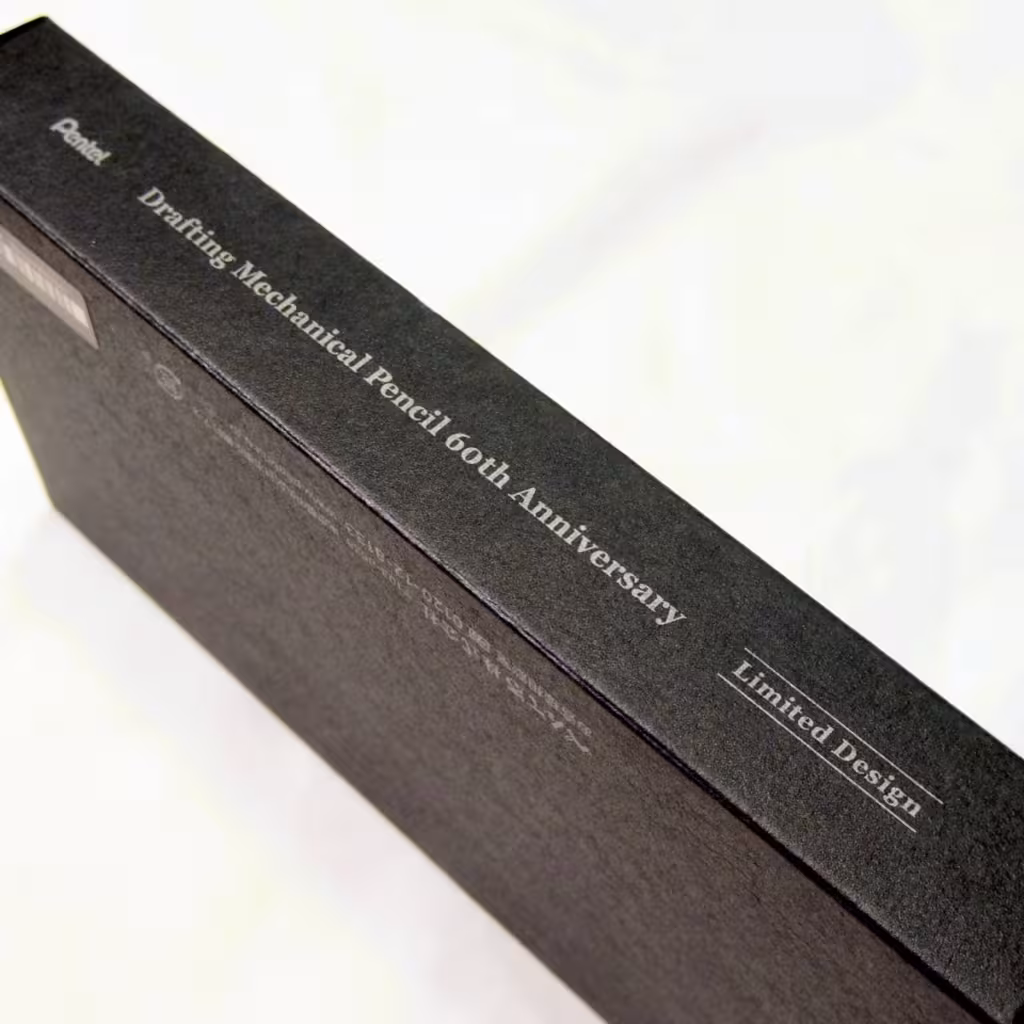 Pentel製圖用自動鉛筆60週年 外盒側邊的文字