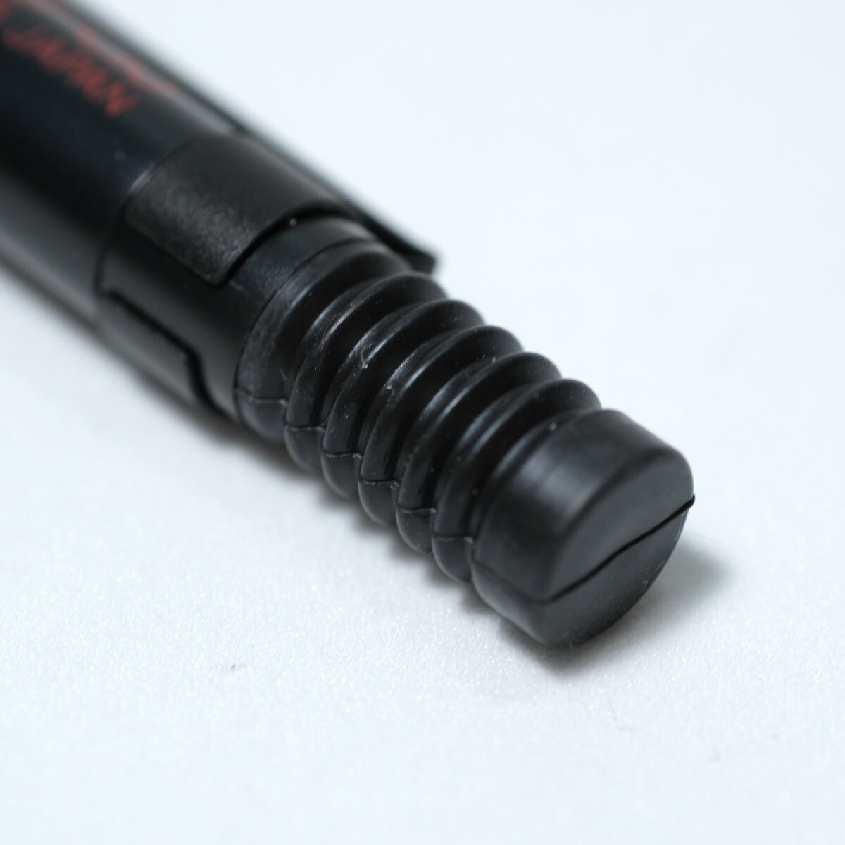  Pentel SMASH Q1005 尾端的避震器造型筆帽