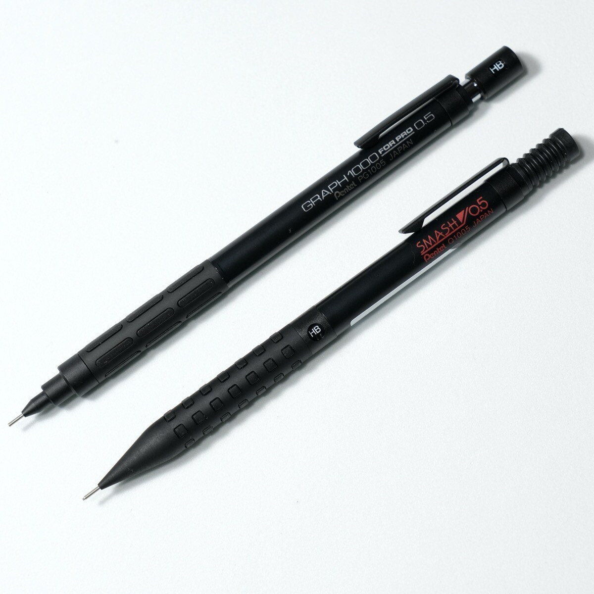 Pentel GRAPH1000 （上）vs. Pentel SMASH Q1005（下）