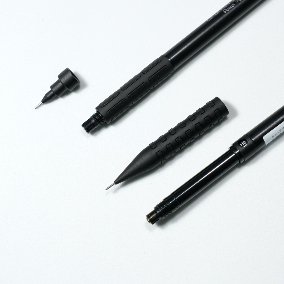 Pentel GRAPH1000 （上）vs. Pentel SMASH Q1005（下）的先金長度比較