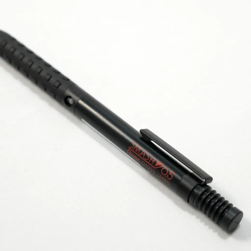 經典自動鉛筆推薦-Pentel SMASH Q1005的避震器筆帽和標誌